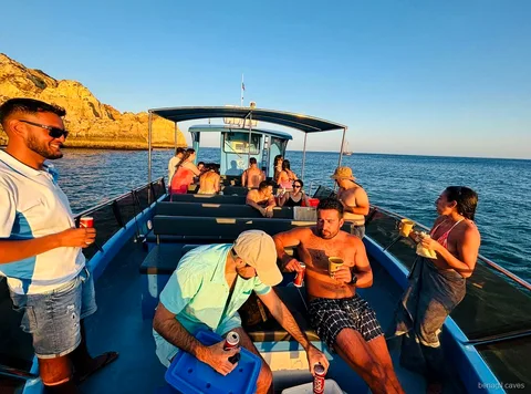 Kustlijn bij Carvoeiro gezien tijdens de Benagil Grotten Catamarantocht
