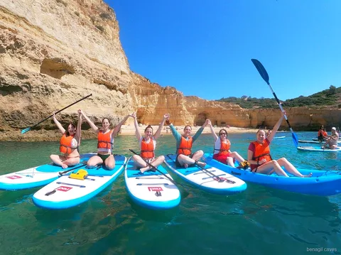 SUP-Fahrer nähern sich der Algar de Benagil auf der Paddleboard-Tour