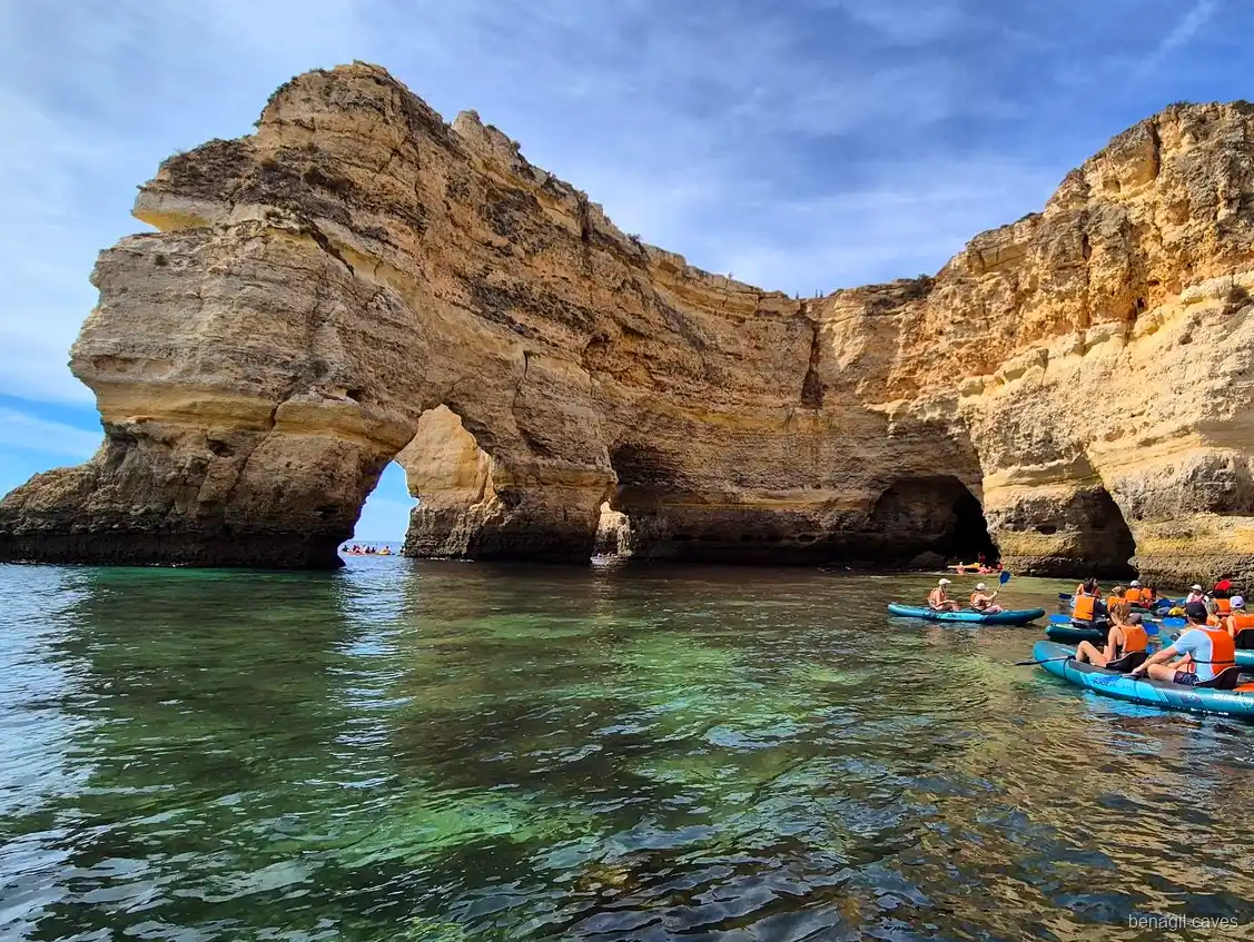 Caiaques na areia dentro das Grutas de Benagil durante o passeio de caiaque