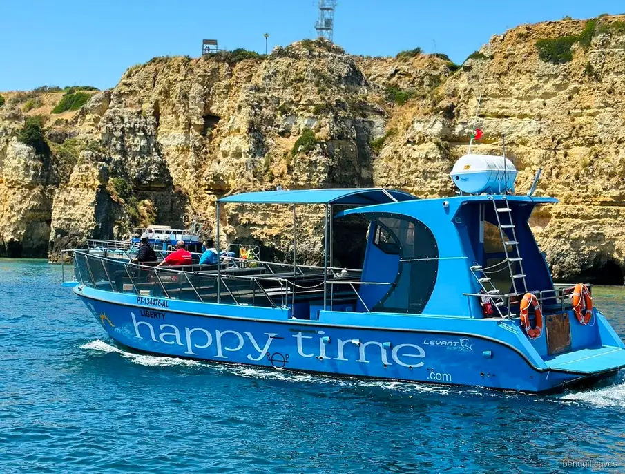 Catamarán saliendo de Marina de Lagos en la excursión a las Cuevas de Benagil