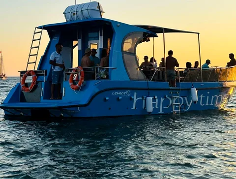 Pasajeros relajándose en la excursión en catamarán a las Cuevas de Benagil desde Lagos