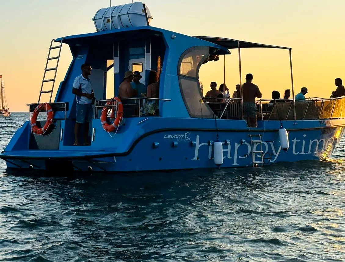 Pasajeros relajándose en la excursión en catamarán a las Cuevas de Benagil desde Lagos