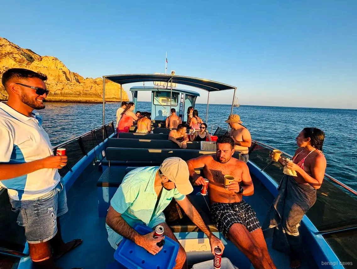 Costa cerca de Carvoeiro vista durante la excursión en catamarán a las Cuevas de Benagil