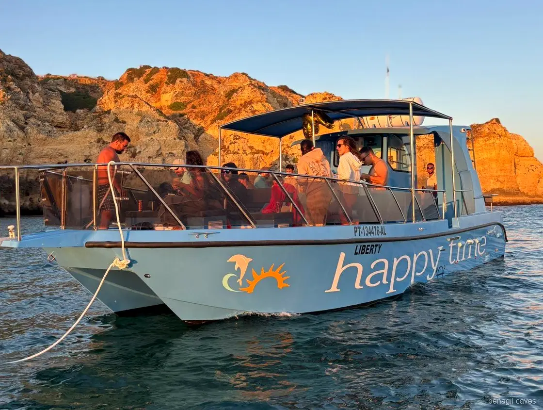 Algar de Benagil visto desde el catamarán en la excursión en barco desde Lagos