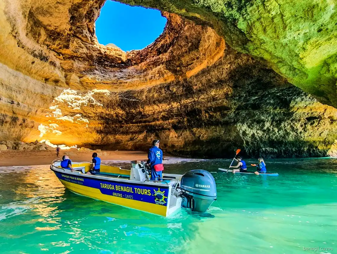 Cámara de arena dorada dentro del Algar de Benagil vista en la excursión express