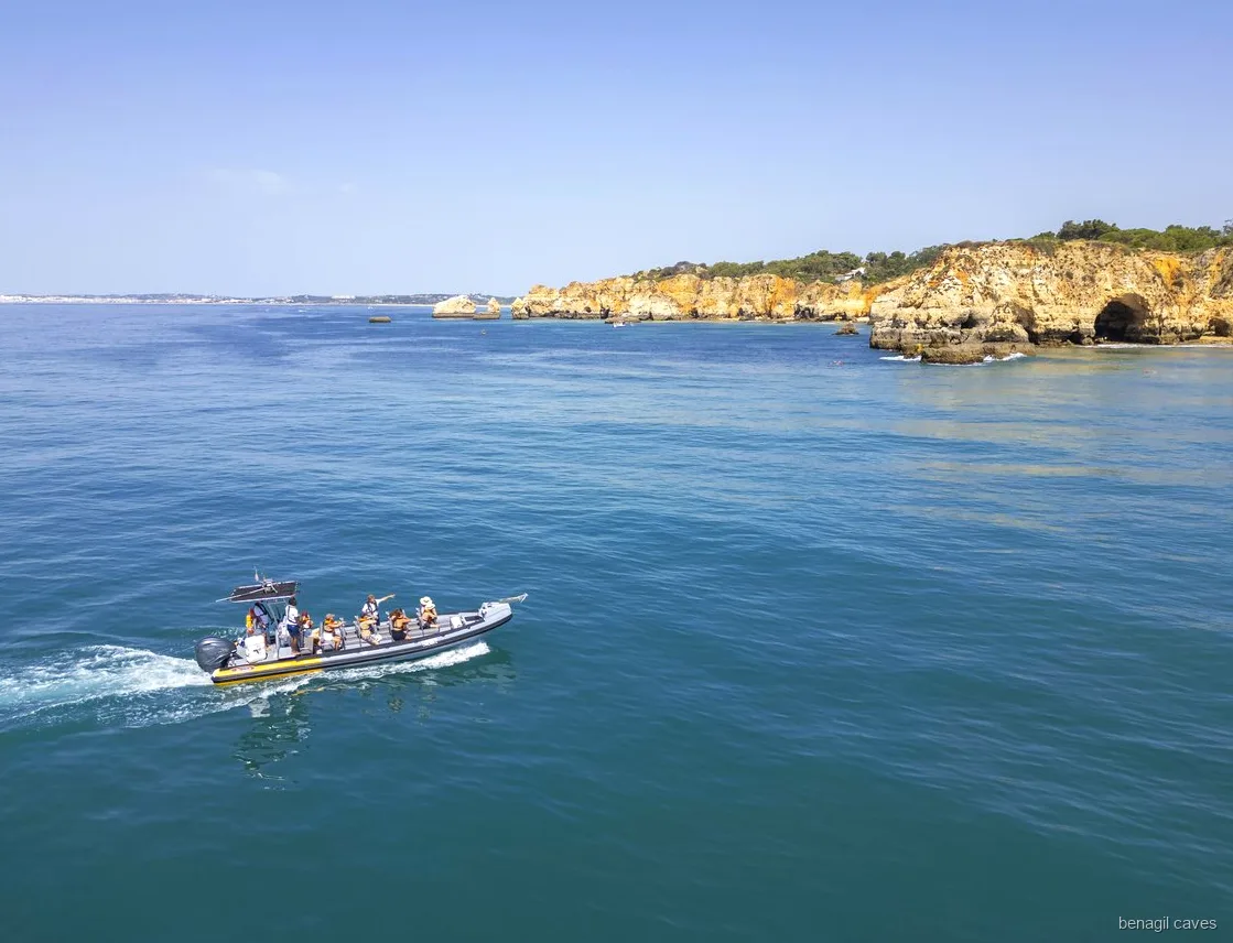 Scogliere costiere dell'Algarve viste durante il tour in gommone alla grotta di Benagil