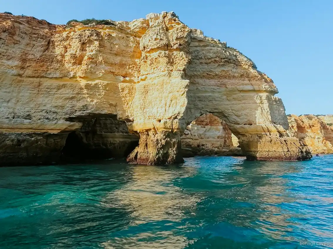 Plage sauvage sur l'itinéraire de l'excursion en bateau près de Benagil