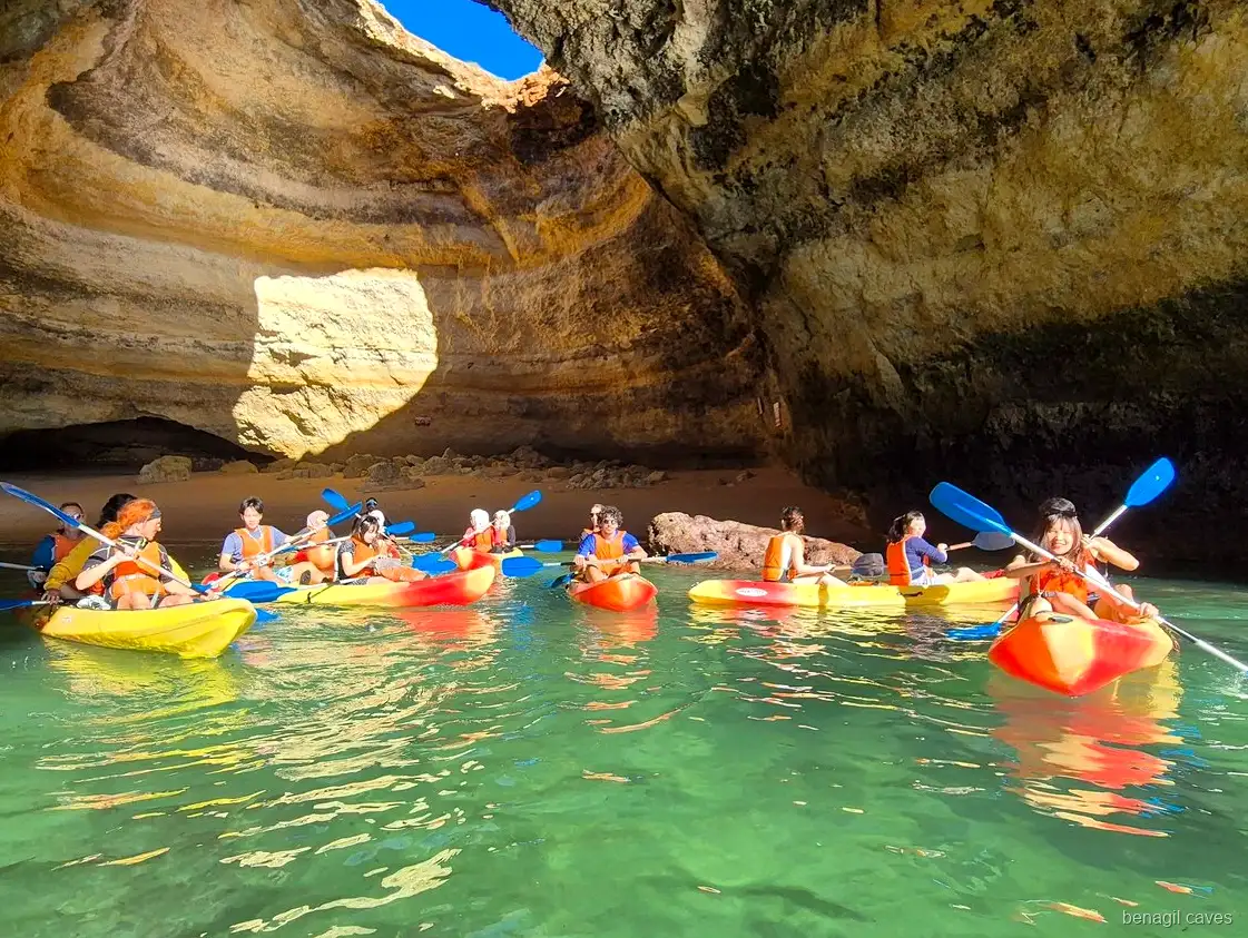 Kayakistas remando dentro del Algar de Benagil durante la excursión guiada