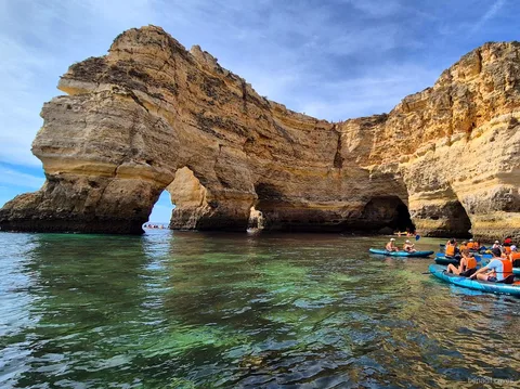 Kayaks descansando en la arena dentro de las Cuevas de Benagil durante la excursión