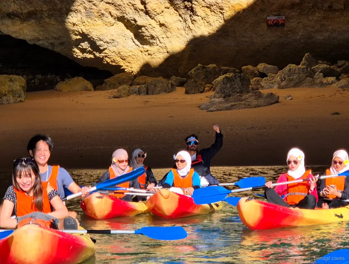 Parada de baño en la Praia da Marinha durante la excursión en kayak a las Cuevas de Benagil