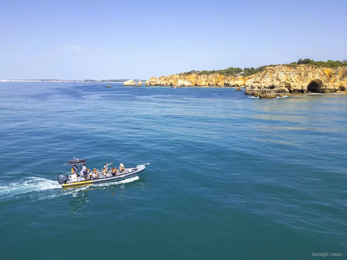 Acantilados del Algarve vistos durante la excursión en lancha rápida a las Cuevas de Benagil