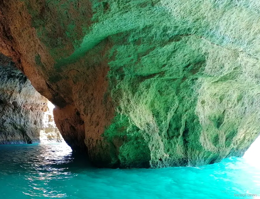 Lancha rápida acercándose a la entrada de la Cueva de Benagil cerca de Portimão