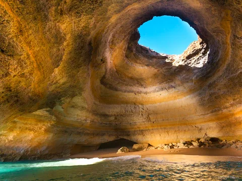 Lancha rápida no passeio às Grutas de Benagil a navegar pela costa algarvia