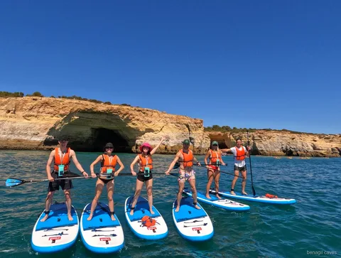 Guía llevando a un grupo reducido en la excursión en paddle surf a las Cuevas de Benagil