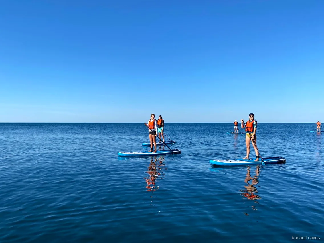 Tablas de paddle descansando en la arena cerca de Benagil durante el tour de SUP