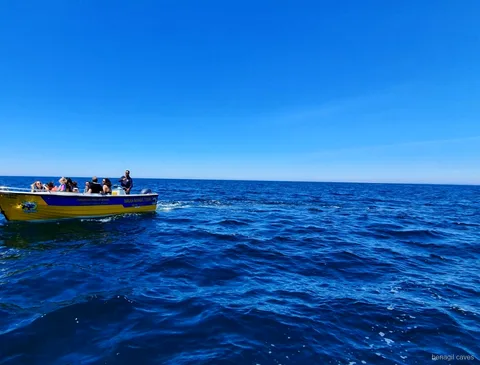 Passageiros a aproximarem se do Algar de Benagil no passeio de barco expresso