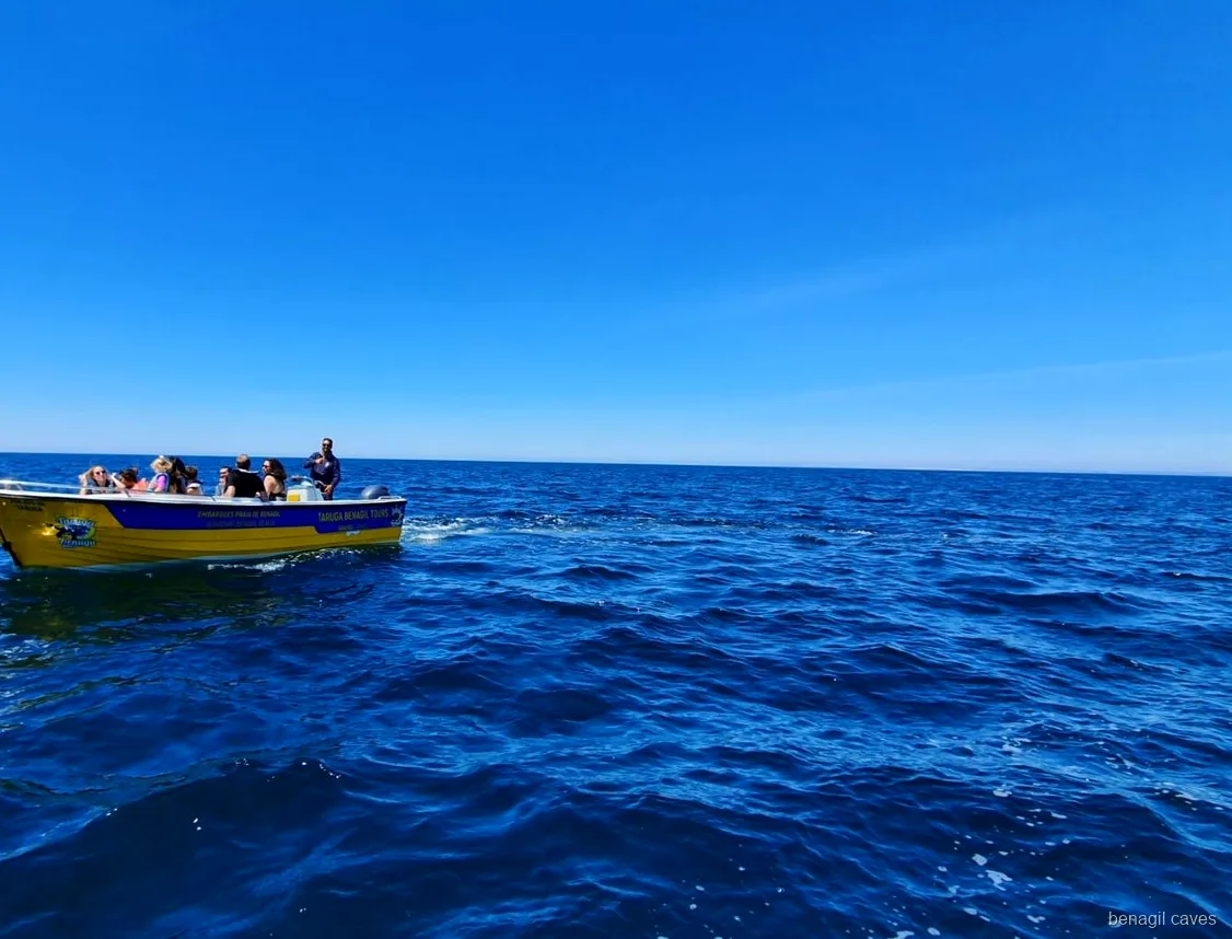 Passageiros a aproximarem se do Algar de Benagil no passeio de barco expresso