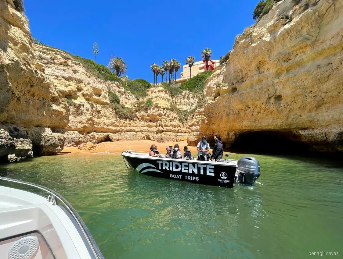Arco da Albandeira visto durante o passeio às Grutas de Benagil e praias escondidas