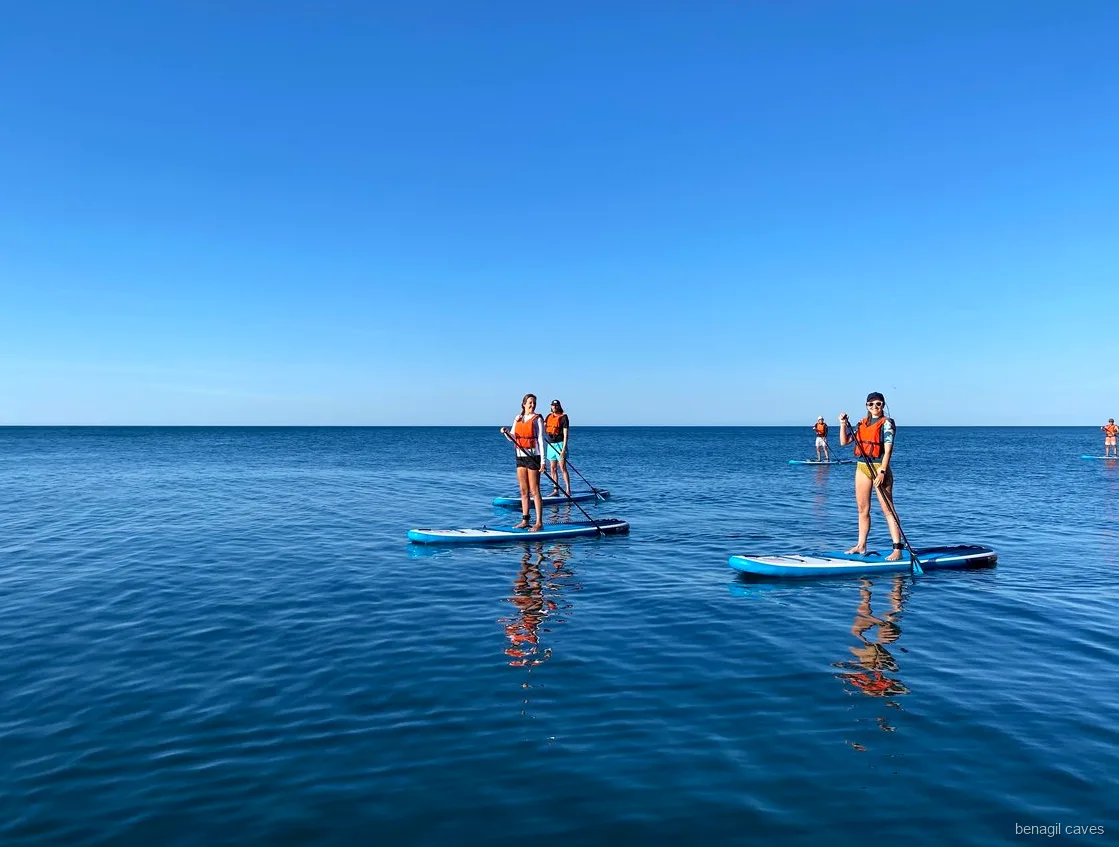 Paddleboards vilar på sanden nära Benagil under SUP-turen