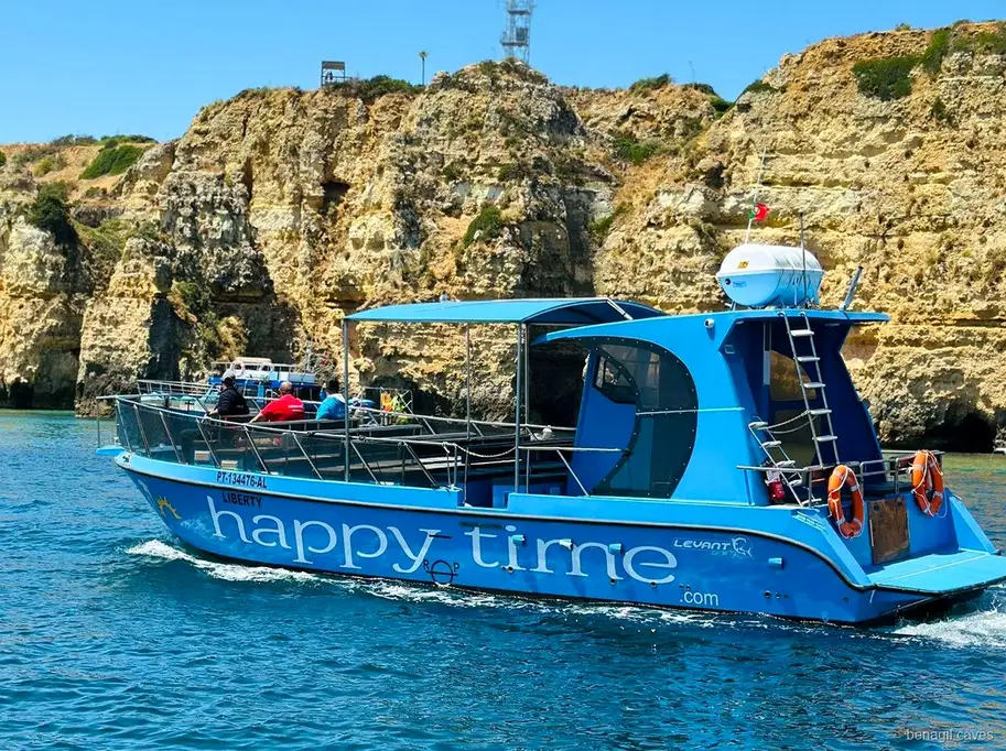 Katamaran wypływający z Marina de Lagos na wycieczce do Jaskini Benagil